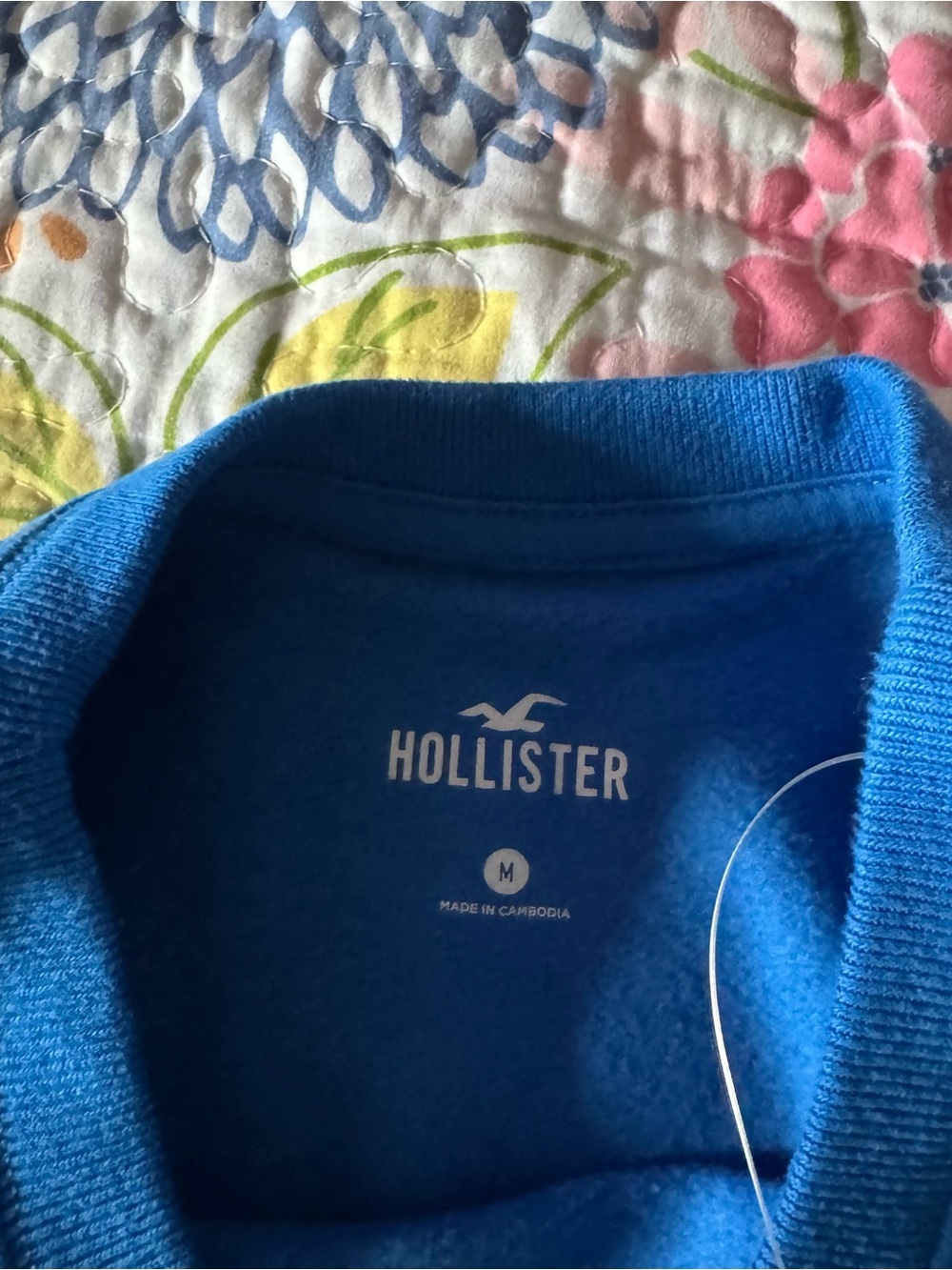 NWT medium blue hollister crewneck - Picture 3 of 4